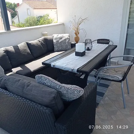Natalie Seaview Apartment *